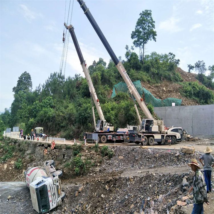 伍家岗汽车掉沟里叫吊车救援要多少钱